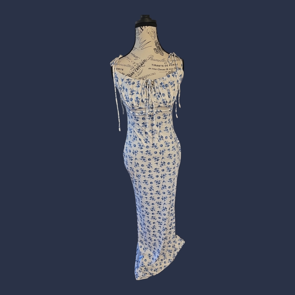 Elegant Blue Floral Maxi Dress - Picture 4 of 6